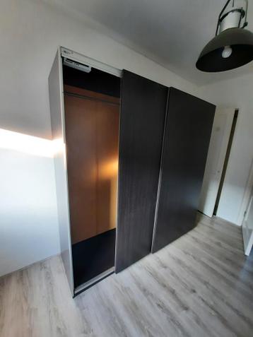 Bruine IKEA Pax kledingkast met schuifdeuren - afbeelding 1