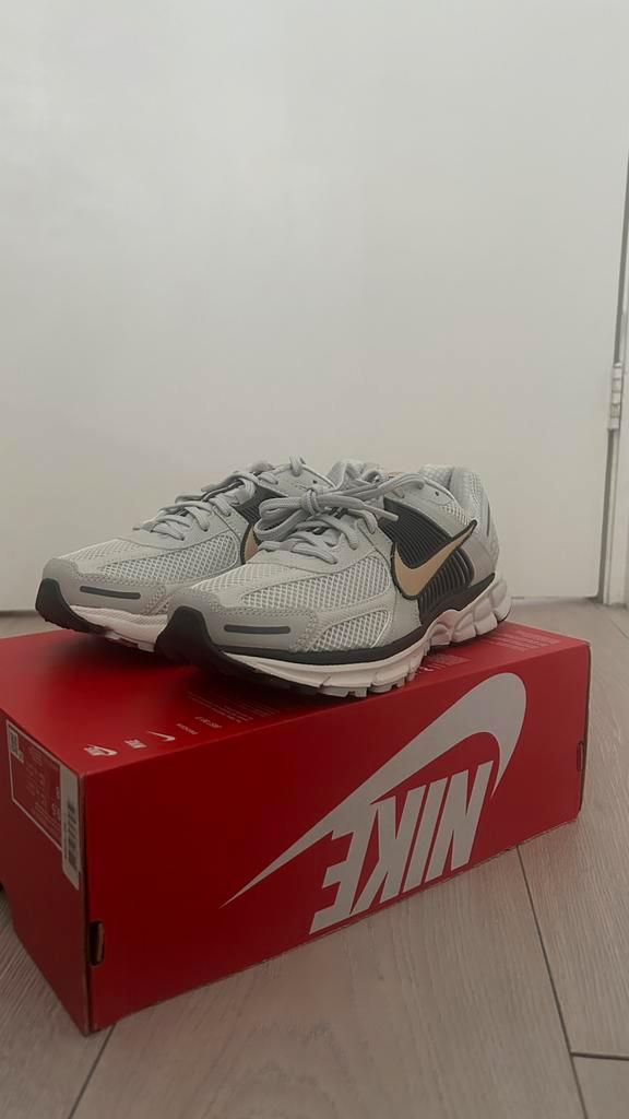 Nike Zoom Vomero 5 – Light Bone/Sesame/Ironstone – maat 41, Kleding | Heren, Schoenen, Zo goed als nieuw, Sneakers of Gympen, Wit