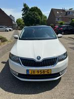 Skoda Rapid - Automaat DSG - Pano - 2016 - Trekhk, Auto's, Skoda, 4 cilinders, Wit, Origineel Nederlands, 48 €/maand