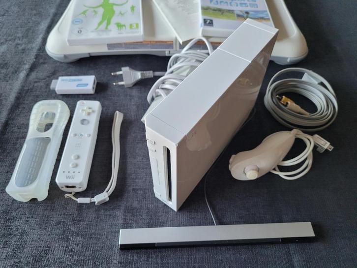 Nintendo Wii met Wii Sports, Wii Fit Plus en Balanceboard, Spelcomputers en Games, Spelcomputers | Nintendo Wii, Gebruikt, Met 1 controller