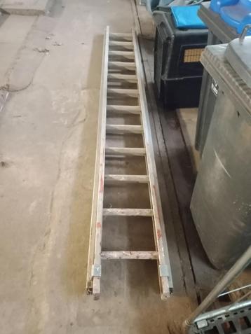 Ladder bestaande uit 2 delen beschikbaar voor biedingen