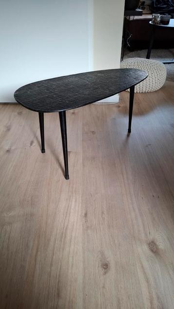 Ei vormige salontafel van staal 