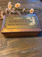 2 blikjes Tjokolat een met zwarte deco en een met rood/roze, Verzamelen, Blikken, Ophalen of Verzenden, Zo goed als nieuw, Overige