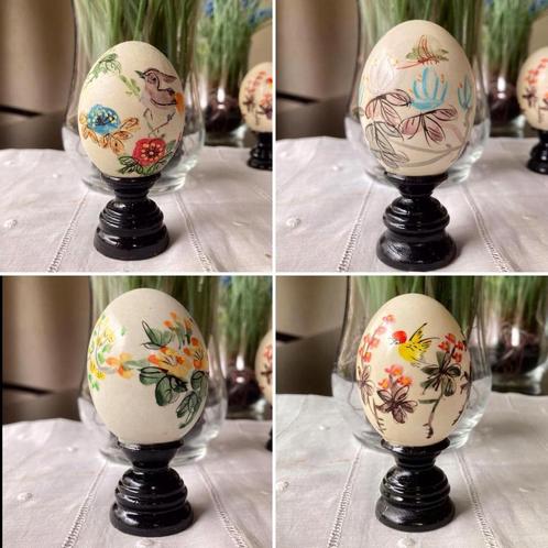 🌿Pop,”4 VINTAGE BESCHILDERDE EIEREN OP HOUTEN SOKKEL”🌿, Antiek en Kunst, Curiosa en Brocante, Verzenden