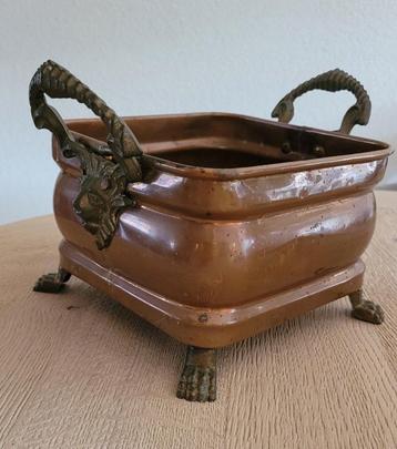 oud koperen bloempot op leeuwenklauwtjes beschikbaar voor biedingen