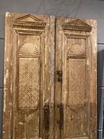 Antieke dubbele deur met bewerkte panelen., Huis en Inrichting, Woonaccessoires | Overige, Ophalen of Verzenden