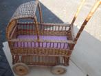 oud rieten poppenwagentje met matrasje in zeer goede staat, Antiek en Kunst, Ophalen of Verzenden