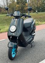 «Niu» elektrische scooter, Fietsen en Brommers, Snorfietsen en Snorscooters, Elektrisch, Zo goed als nieuw, Ophalen, Overige merken