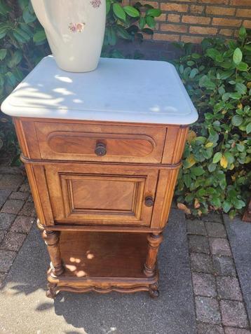 Antiek nachtkastje op wieltjes