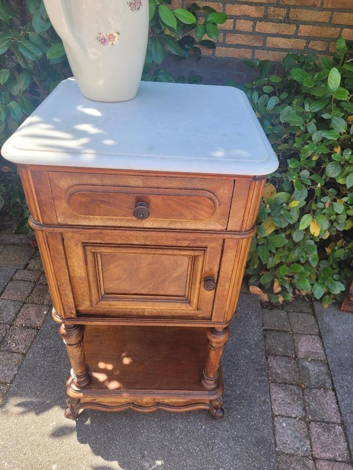 Antiek nachtkastje op wieltjes, Huis en Inrichting, Slaapkamer | Nachtkastjes, Zo goed als nieuw, 70 cm of meer, Minder dan 45 cm