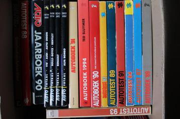 Doos met autoboeken. beschikbaar voor biedingen