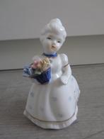 Beeldje vrouw met bloemenmandje, Ophalen of Verzenden, Zo goed als nieuw, Mens