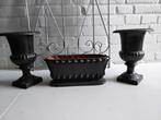 2 Gietijzeren versaille vazen en art deco jardiniere, Ophalen