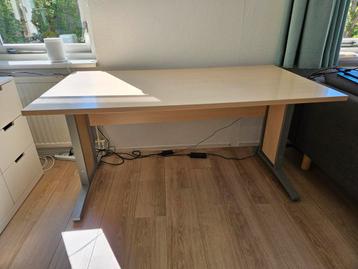 Bureau met stalen frame