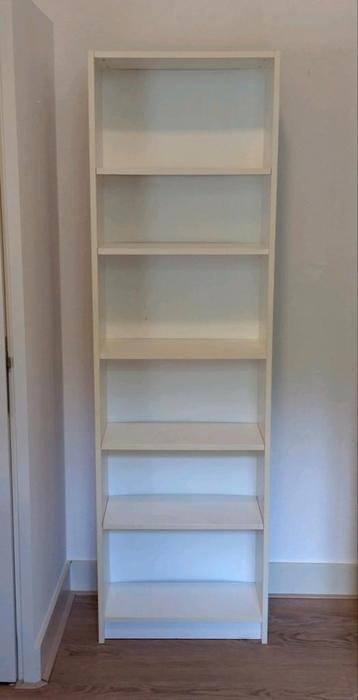 Witte boekenkast, verstelbare schappen  beschikbaar voor biedingen