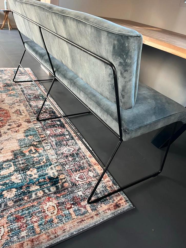 Stijlvolle Bank met Metalen Onderstel, Antiek en Kunst, Antiek | Meubels | Stoelen en Banken, Ophalen of Verzenden