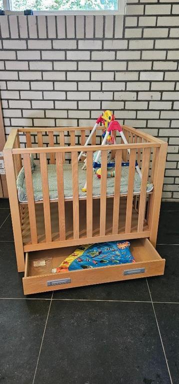 Mooie kinderbox, wipstoeltje en kinderstoel beschikbaar voor biedingen