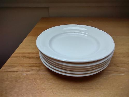 Zes oudere gebak bordjes met bewerkte rand. Merk: 3nK, Antiek en Kunst, Curiosa en Brocante, Ophalen of Verzenden