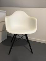 Vitra Eames DAW stoel wit met zwart houten onderstel, Huis en Inrichting, Gebruikt, Wit, Design, Eén