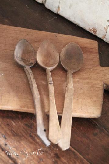 Oude houten lepels beschikbaar voor biedingen