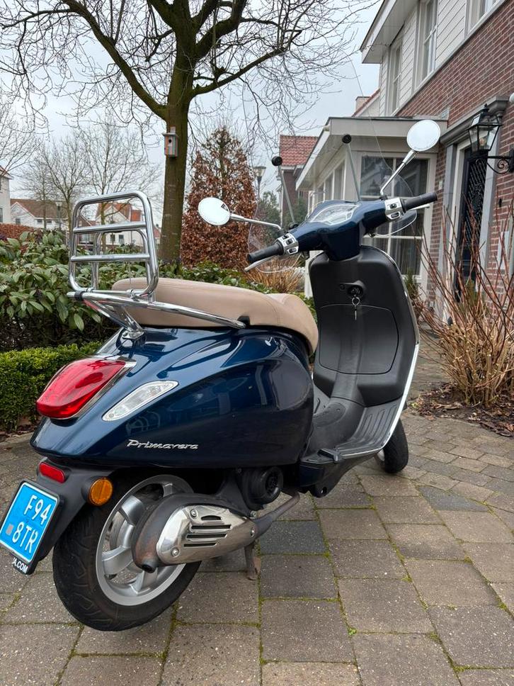 Vespa Primavera Snorscooter blauw, Fietsen en Brommers, Scooters | Vespa, Zo goed als nieuw, Overige modellen, Benzine, Ophalen
