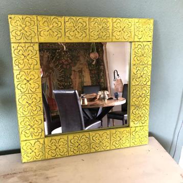 Decoratieve spiegel met gele lijst – 48 x 48 cm beschikbaar voor biedingen