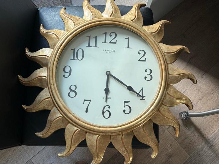 Prachtige goudkleurige zonneklok recency style J.P. Dumas, Huis en Inrichting, Woonaccessoires | Klokken, Wandklok, Ophalen of Verzenden