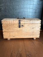 Oude houten kleine dekenkist met metalen beslag, Ophalen