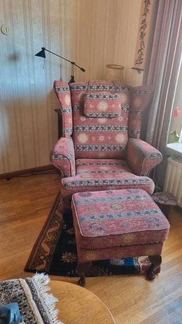 Stoel met hocker beschikbaar voor biedingen