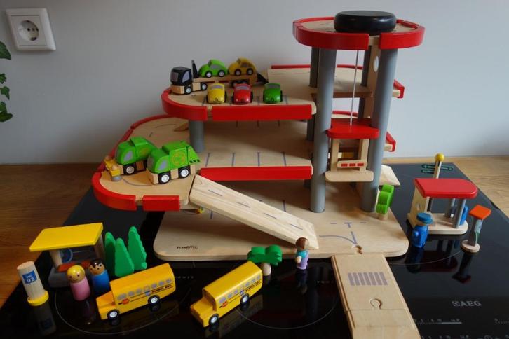 Plan City houten parkeer garage, wegenset, transporter etc., Kinderen en Baby's, Speelgoed | Houten speelgoed, Zo goed als nieuw