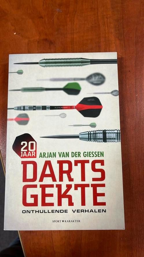 Arjan van der Giessen - 20 jaar dartsgekte, Boeken, Sportboeken, Zo goed als nieuw, Ophalen of Verzenden