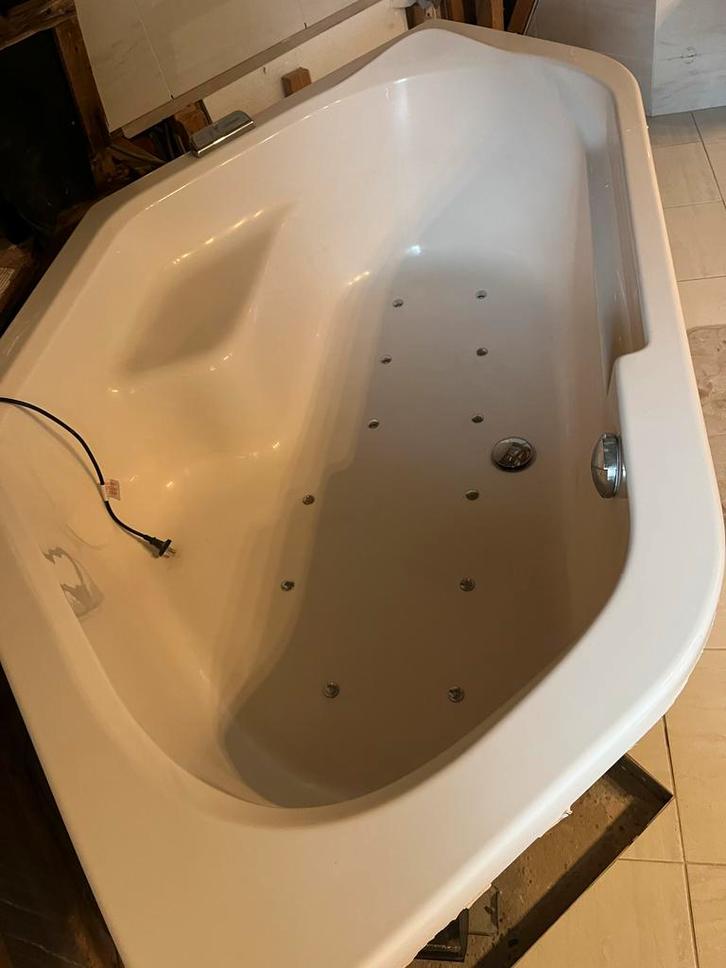 Bubbelbad merk cleopatra te koop, Huis en Inrichting, Badkamer | Badkamermeubels, Gebruikt, Overige typen, Minder dan 100 cm, 150 tot 200 cm