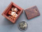 Om1900 ZELDZAAM Mini Miniatuur Doosje Dobbelsteen Spel Steen, Ophalen of Verzenden