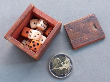 Om1900 ZELDZAAM Mini Miniatuur Doosje Dobbelsteen Spel Steen beschikbaar voor biedingen