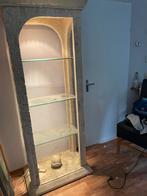 Stenen vitrinekast met glazen planken, Huis en Inrichting, Kasten | Vitrinekasten, Met plank(en), Minder dan 50 cm, Gebruikt, Ophalen of Verzenden