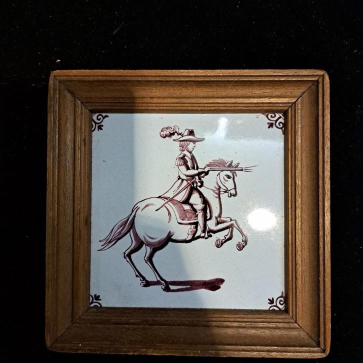 Oude Tegel met Ruiter in Houten Lijst, Antiek en Kunst, Antiek | Wandborden en Tegels, Ophalen of Verzenden