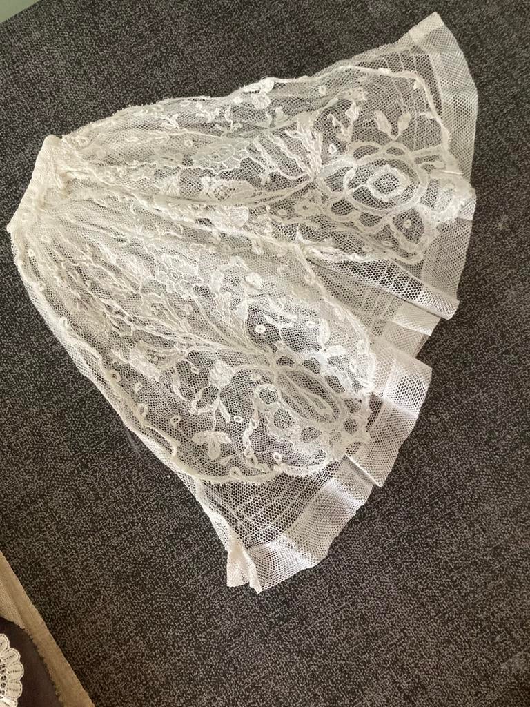 Antieke jabot/ brusselse kant op gaas/, Verzenden