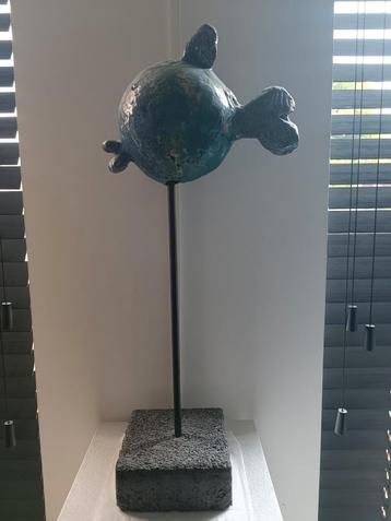 Mooi keramisch kunstwerk, "als een vis in het water" beschikbaar voor biedingen