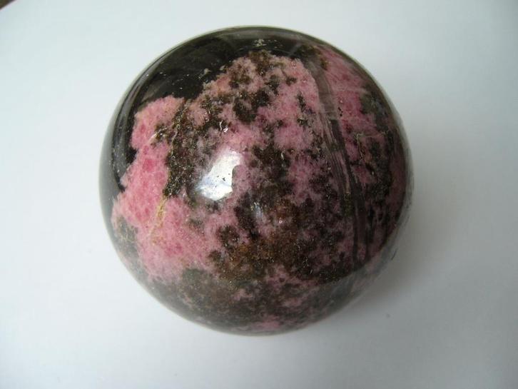 Rhodoniet grote bol bal edelsteen mineraal rodoniet rond, Verzamelen, Mineralen en Fossielen, Mineraal, Ophalen of Verzenden