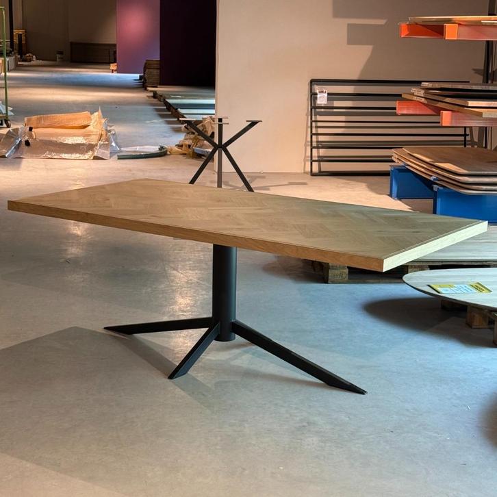 Eiken visgraat tafel (nieuw) Met kolom poot zwart, Huis en Inrichting, Tafels | Eettafels, Nieuw, Vijf personen of meer, Rechthoekig