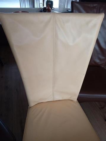 Gratis 2 leren eetkamerstoelen. beschikbaar voor biedingen