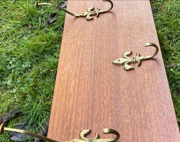 Houten wandkapstok met messing haken beschikbaar voor biedingen