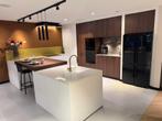 Showroomkeuken in uitstekende staat, Huis en Inrichting, Keuken | Complete keukens, Ophalen, Zo goed als nieuw, Composiet, Dubbelwandige keuken
