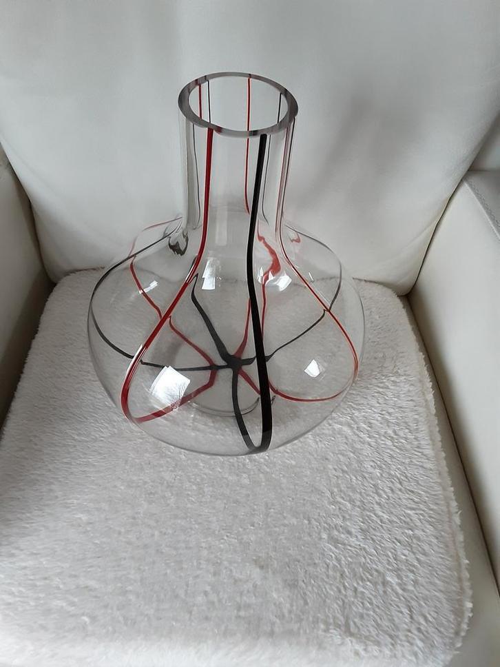 Decoratieve vaas met zwarte en rode strepen, Huis en Inrichting, Woonaccessoires | Vazen, Zo goed als nieuw, Zwart, Minder dan 50 cm