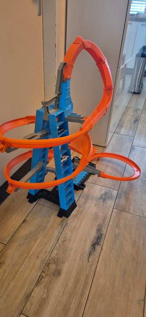 Hot Wheels wolkenkrabber incl 3 auto's, Kinderen en Baby's, Speelgoed | Racebanen, Ophalen, Hot Wheels, Met looping, Elektrisch