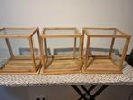 3 houten stolpen, vitrines met glas en onderstel, Huis en Inrichting, Verzenden, Zo goed als nieuw