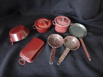 Antieke bruin/rode geëmailleerde speelgoed pannetjes