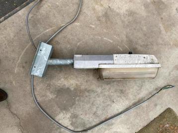 Oude buitenlamp voor op vlakke muur of hoek beschikbaar voor biedingen
