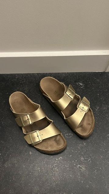 Gouden slippers van Birkenstock beschikbaar voor biedingen