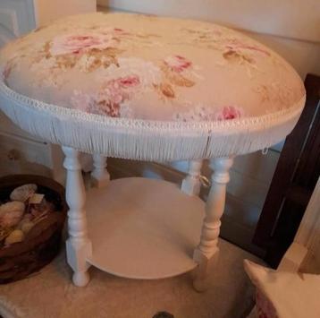 Mooie brocante ronde poef kruk opnieuw gestoffeerd  beschikbaar voor biedingen